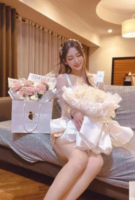 Está tan lleno que va a desbordarse con senos justos y hermosos.