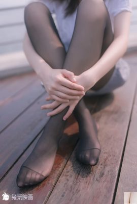 (Conejo tocando el libro)- dedos revelados por medias negras bajo la falda de la niña (42p)