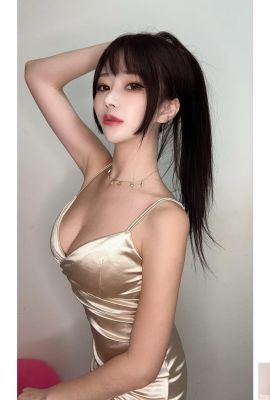 «Hermano Rong» está a punto de salir, los senos completos y hermosos no pueden ocultar sus piernas seductoras (24p)