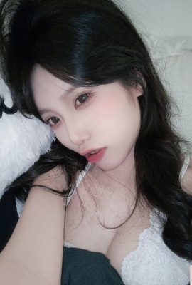 El trasero perfecto «limpio» abre una V profunda en el pecho (23p)