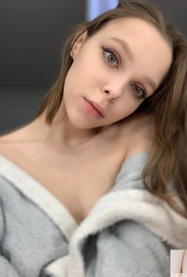 La modelo de Basting Onlyfans Little Kitty hace alarde de sus agujeros y tetas en un solo (20p)