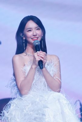 «Jang Yahan Kimi» aparece con los senos y las caídas de un vistazo (18p)