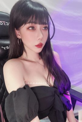 «» Los pechos malvados y hermosos son fascinantes (22p)