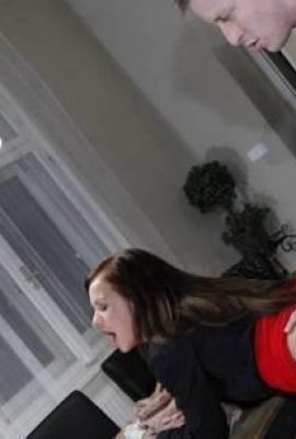 Las parejas jóvenes están disparando apasionadamente en la mesa del comedor en casa. Esto es para que JJ coma (11p)