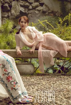 Su Xiaoman y Fang Zixuan «White Moonlight» (64p)