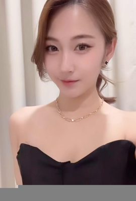 La forma completa de la pecho «i_qi min» es tan llamativa (22p)