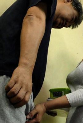 ¡Una mujer madura frustrada seduce a su vecina con ropa que enfatiza sus senos y tiene un sexo lascivo y lascivo con una mujer lasciva! (20p)