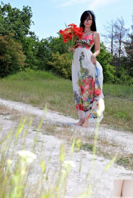 Nena glamorosa Melani A tiras de hermosa naturaleza y posa desnuda (21p)