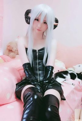 (Estúpido) ¡Pequeño ropa de cuero diabólica! (56p)