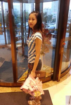 (Auto-foto) Viajando con colegas femeninas en un hotel (33p)