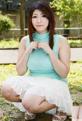 «Big Breast Mania No.9» Araki Rina (30p)