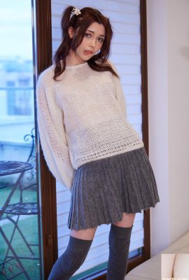 La bonita nena Mila Azul juega con su coño afeitado durante un striptease sexy (21p)