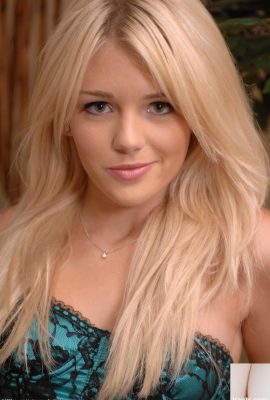 Holly amateur adolescente expone sus tetas y extiende su muff rosa (20p)