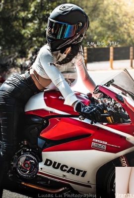 La pequeña bruja «femenina ai» está expuesta con senos feroces y hermosos (10p)