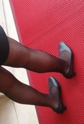 Le daré el hermoso juego de fotos de seda negra de esta hermosa niña … (98p)