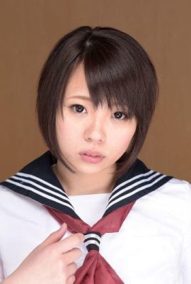 La niña tierna y uniformada es asediada por tanta gente. Ella es una bestia (19p)