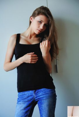 La adolescente morena Mila Azul expone sus hermosas tetas grandes y posa desnuda (20p)