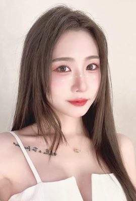 La joven de patas largas «Xina» tiene una figura justa y redonda que es demasiado hermosa (10p)