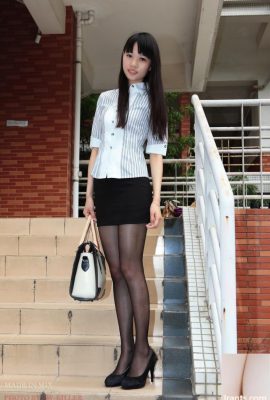 Qué apariencia tan fresca, hermosa y pura, la diosa de las medias negras (21p)