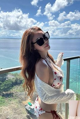 El enfoque brillante y la curva de cuerpo orgulloso domina a toda la audiencia (10p)