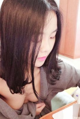 ¡La emisora en vivo femenina se quitó la ropa y la jugueteó con ella para ganar dinero! (18p)