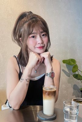 La chica bonita «tinging soleado» revela su cuerpo blanco y tierno frente a su arma (10p)