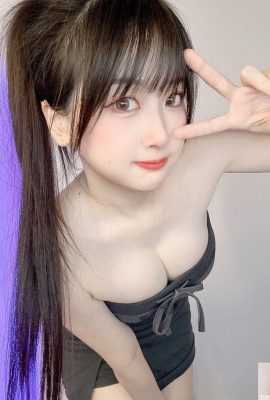 La hada juguetona «Vivi» ha desbordado sus senos y es muy asqueroso.