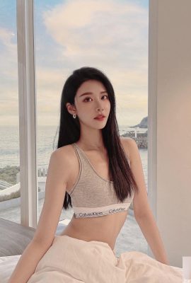 Los ojos de hadas «Doris» y la descarga salvaje de electricidad y una figura impresionante hacen que las personas fascinen (10p)