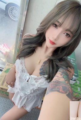 Una V profunda se abre en el cofre de hermosos senos (10p)