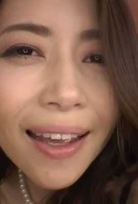 Una hermosa mujer madura está en un vibrador salvaje, un cuerpo desnudo burlándose de varios hombres (40p)