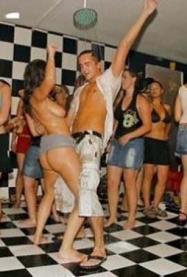 Disfruta de la orgía sexual loca con pechos regordetes en la fiesta de sexo borracho (10p)