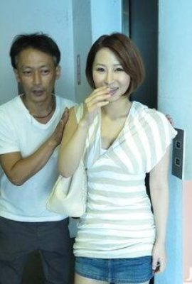 Mika tiene mucho líquido vaginal, le gusta aplicar aceite y colchas, lo cual es muy tentador (14p)