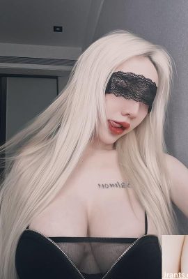 Los senos y el cuerpo blancos y tiernos «Anncomtw» hacen que la gente quiera ser mala (10p)