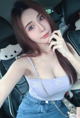 La manicurista caliente «Molly» muestra su figura blanca y tierna. La imagen completa es súper tentador (10p)