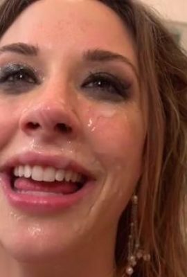 La aturdidora cachonda definitiva, su pequeño coño tiene capacidad para 2 pollas y ambos agujeros pueden ser penetrados al mismo tiempo (44P)