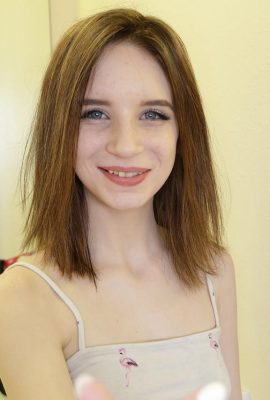 La adolescente Lily Moon es frotada y deshuesada por su hermanastro en POV (20P)