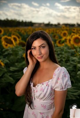 (Suicide Girls) 21 de julio de 2025 – Siennabreeze – Coqueta en las flores (54P)