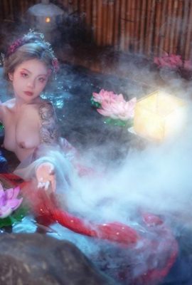 Pechos grandes, belleza clásica bañándose