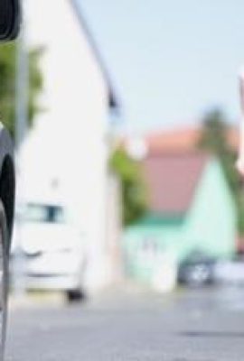 La extranjera es tan guapa y tan buena figura que comparte su experiencia de erección en un romántico trío (21P)