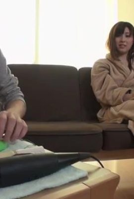 Esta es la primera vez que una esposa tetona viene a cazar a una joven. Una esposa así está muy cachonda (27P)