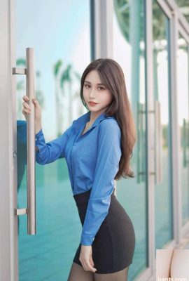 Belleza de pelo largo con trasero respingón y medias negras