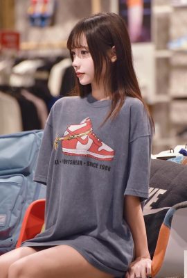 La linda chica «YY» tiene una figura esbelta y unas curvas muy tentadoras (10P)