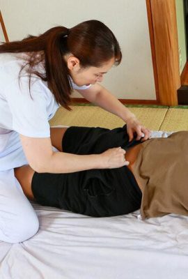 Chisato Shoda: La tía masajista gordita y de grandes pechos Chisato Shoda – envuelta en un relajante cuerpo regordete… (21P)