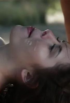 Pareja tuvo una cita, follaron dos agujeros en un banco del parque y hicieron una mamada (33P)