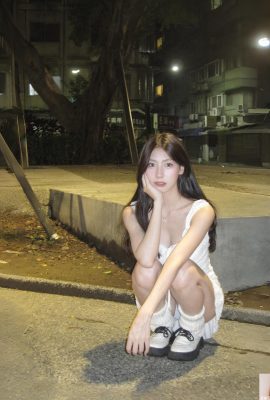 ¡Lleno de sinceridad! ¡Con mirada angelical, piel clara y piel tierna, la belleza en bikini luce su buena figura! (15P)