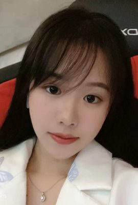 Hermosa estudiante universitaria (18P)